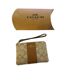 NWT Coach Corner Zip Wristlet Signature Canvas